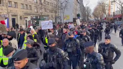 32nd Consecutive Saturday Parisians Take to the Streets, This Time Police Join Them