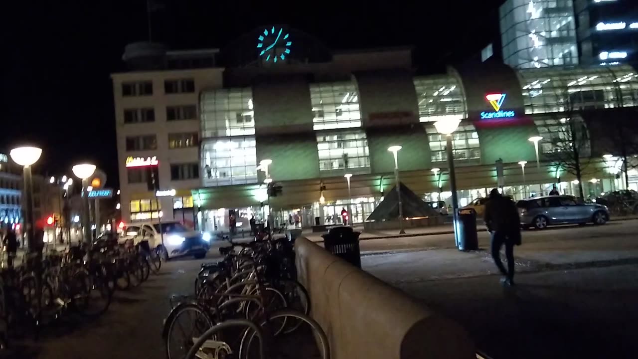 Promenerar. Har tappat en halskedja med kors. Helsingborg 28 Okt. 2018