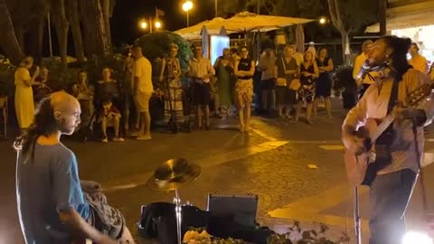 Gli artisti di strada tornano in piazza e la gente impazzisce! - Buonasera signorina cover