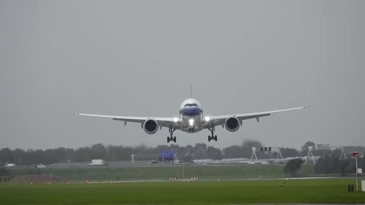 777 Pilot Loses Control Moments Before Touchdown