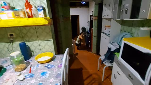 Fazendo bolo de mandioca