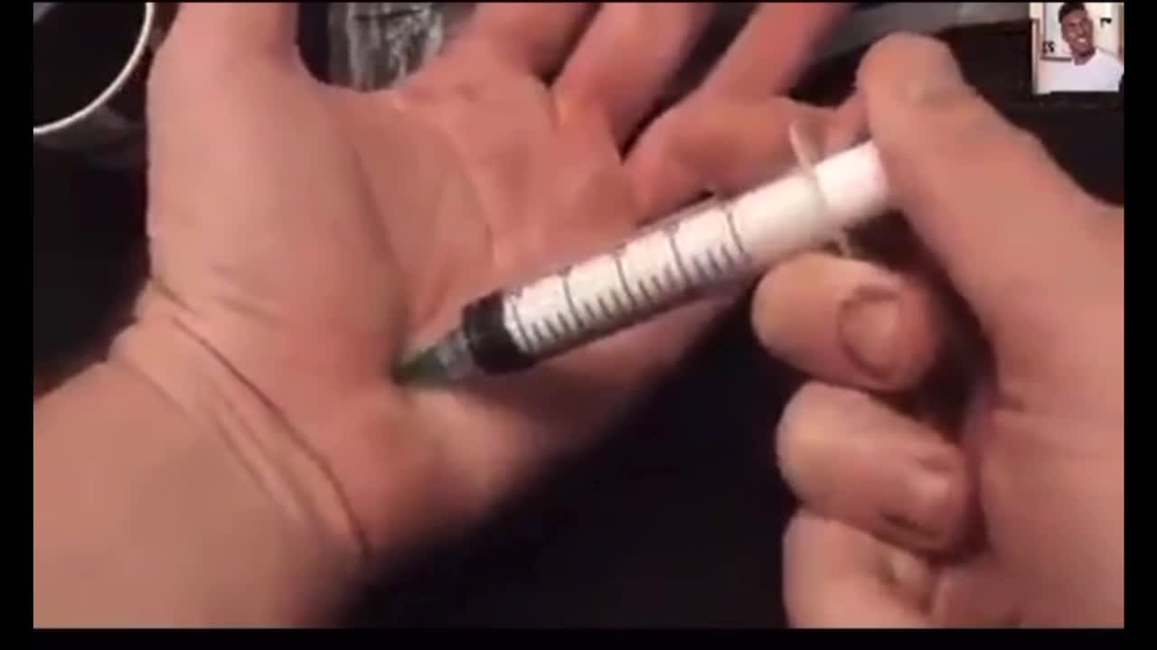 ひっこむ注射針の種明かし。ファウチらのデモンストレーションで使われた可能性大。