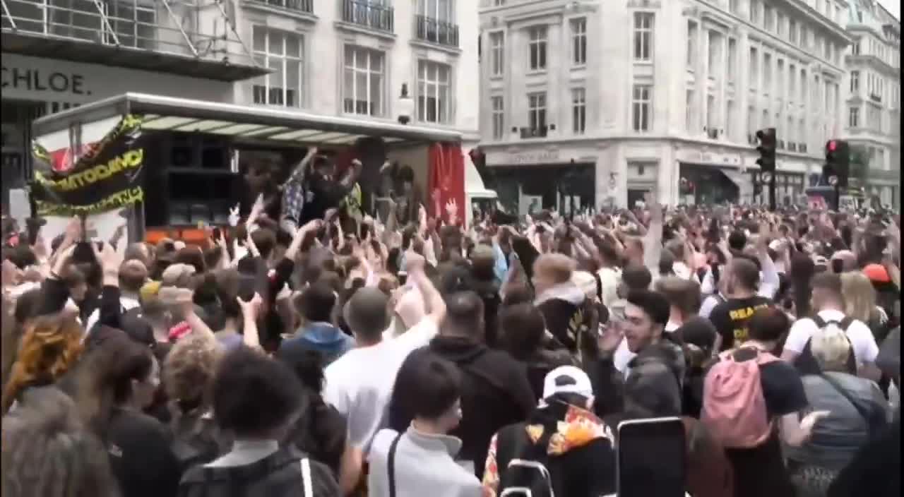 LUÂN ĐÔN: CHÚNG TA KHIÊU VŨ🕺CHỐNG CÁCH LY 🇬🇧LONDON: #LetUsDance 🕺PROTEST AGAINST LOCKDOWN MEASURES 🇪🇸LONDRES: #LetUsDance 🕺PRUEBA CONTRA LAS MEDIDAS DE BLOQUEO 🇫🇷LONDRES : #LetUsDance 🕺PROTESTEZ CONTRE LES MESURES D
