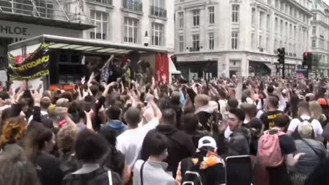 LUÂN ĐÔN: CHÚNG TA KHIÊU VŨ🕺CHỐNG CÁCH LY 🇬🇧LONDON: #LetUsDance 🕺PROTEST AGAINST LOCKDOWN MEASURES 🇪🇸LONDRES: #LetUsDance 🕺PRUEBA CONTRA LAS MEDIDAS DE BLOQUEO 🇫🇷LONDRES : #LetUsDance 🕺PROTESTEZ CONTRE LES MESURES D