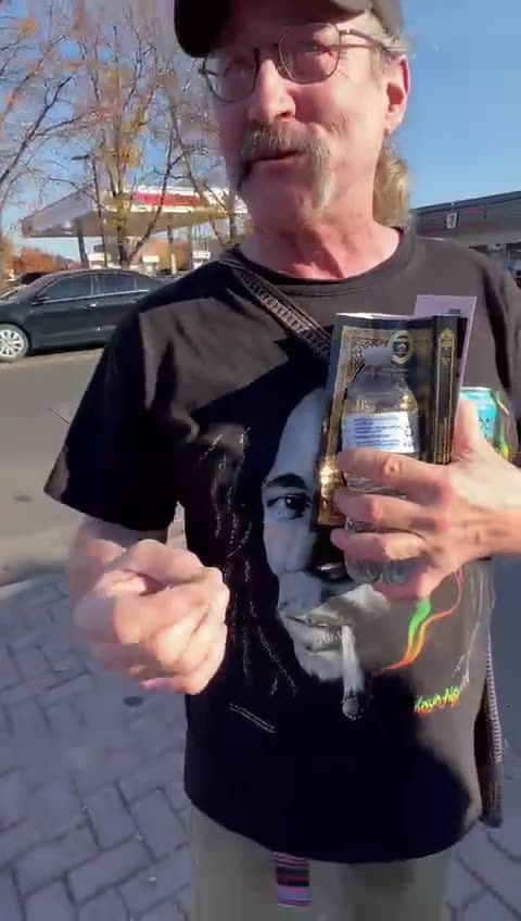 ITALIAN LINEAGE ACCEPTANCE OF ISLAM ON SIDEWALK