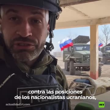 Il corrispondente di RT mostra il bombardamento missilistico delle posizioni naziste ucraine.Murad Gazdiev ha mostrato come i lanciamissili russi bombardano le posizioni dei nazisti di Azov nella zona industriale di Azovstal