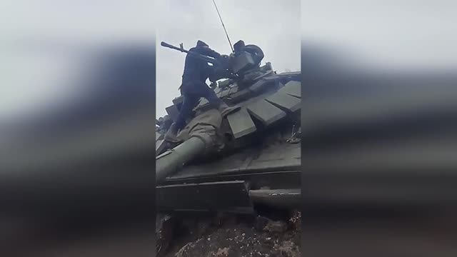 Ukrainian Defenders Strip Attacked & Abandoned Tank For Gun + Ammo - Ukraine 🇺🇦