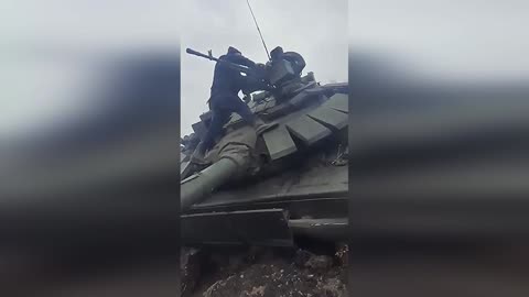 Ukrainian Defenders Strip Attacked & Abandoned Tank For Gun + Ammo - Ukraine 🇺🇦