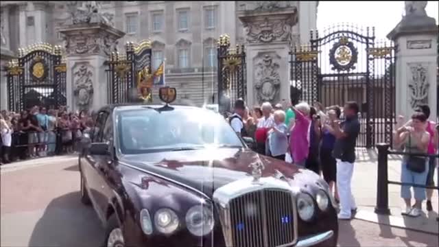 Queen Elizabeth Gets Taken to Hospital Urgently!