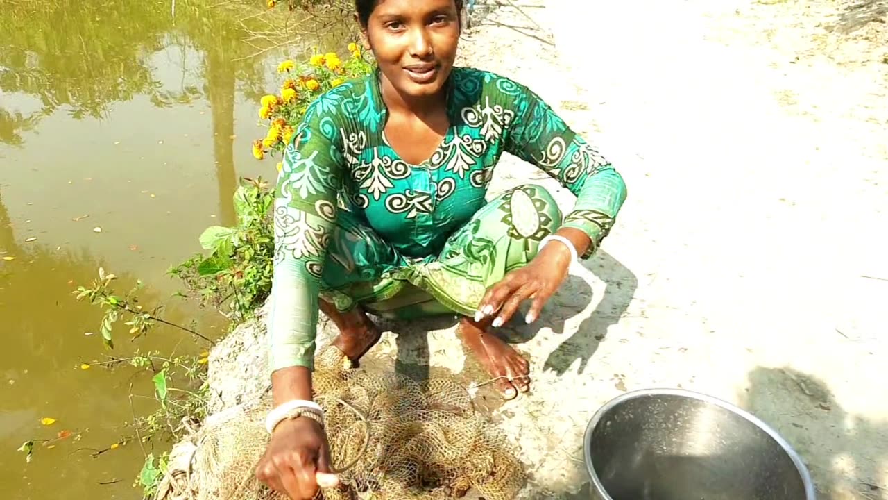 Fishing Video || Village lady know how to catch fish using all kinds of techniques || Net fishing