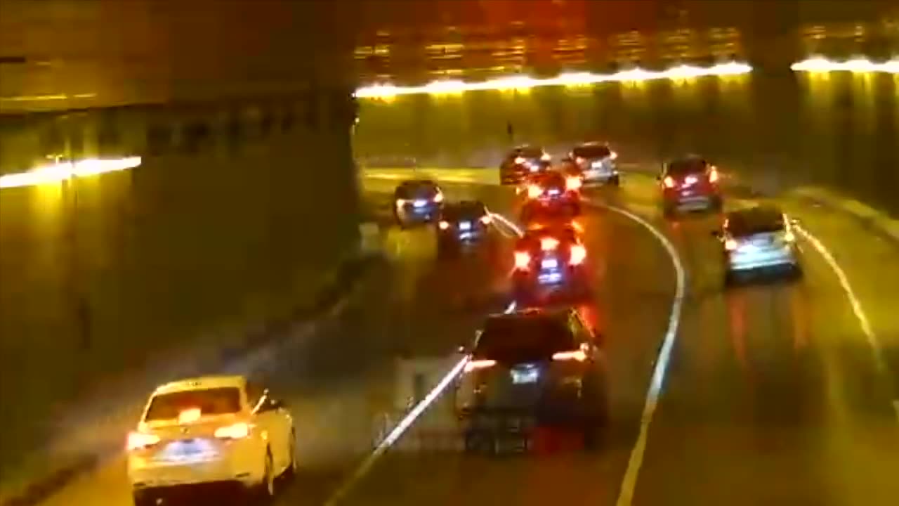 Can this car stop in time¿ No. (Lowry Tunnel)