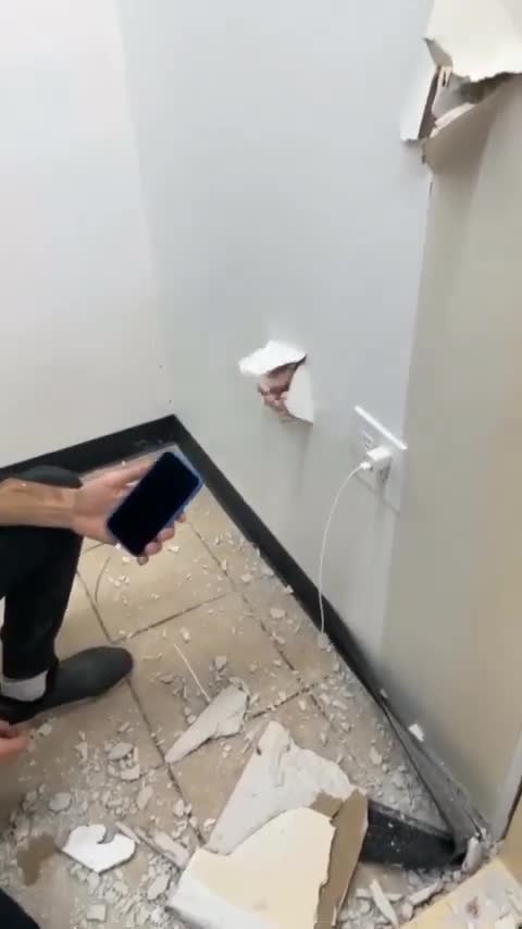 Uma Mão Salva a Outra