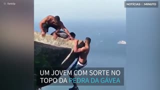 Jovem se pendura perigosamente na Pedra de Gávea