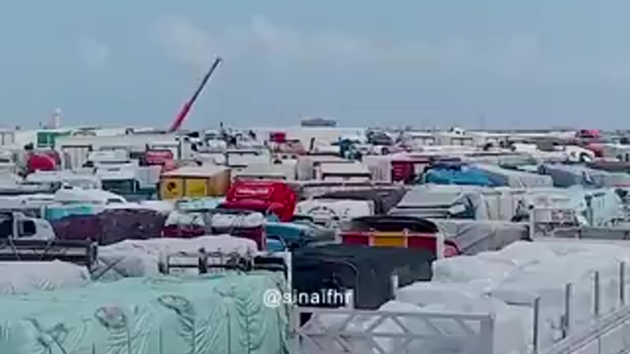 hundreds of trucks in front of the Rafah Zionests Making Hurdel for Aid