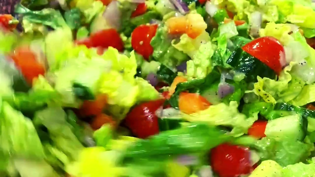 🥗 "Savor the Crunch: Healthy Salad Delights Await You!" 🥑