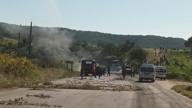 Zuma supporters’ way to Nkandla blocked by eShowe violent protesters