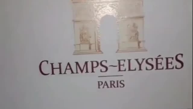 regarder comment il prononce la phrase les Champs-Élysées