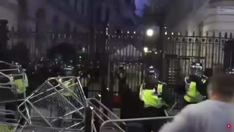 Downing Street - Parlamento inglese : Alcuni manifestanti tentano di irrompere nel Parlamento