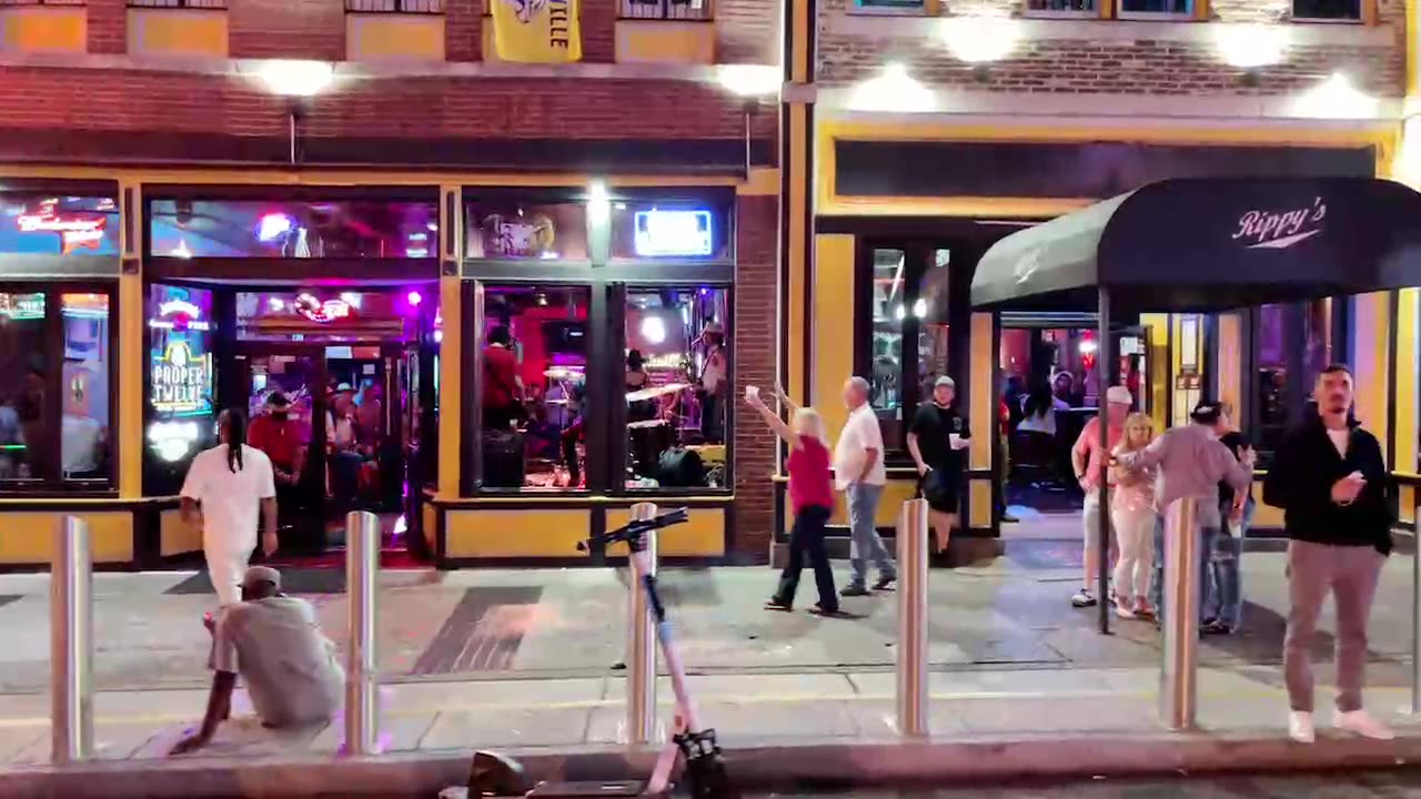 NASHVILLE TN LIVE BROADWAY STREET / PEOPLE WATCHING / BANDS WATCHING / BARS