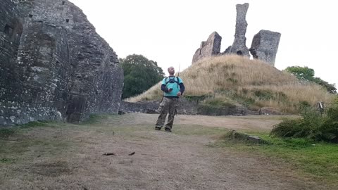 Using the 3m Telesin selfie stick okehampton castle.