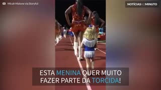 Menina adorável rouba o a cena no intervalo de um jogo!