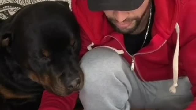 See how this man gives medicine to his dog🥺