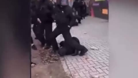 Policías en vez de proteger pegan ala gente