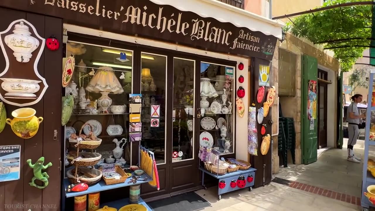 "Moustiers-Sainte-Marie - Les Plus Beaux Villages de France - Art, Traditions et Architecture"