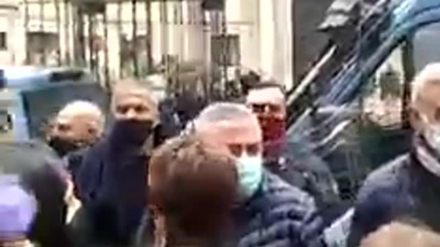 Polizia carica gli studenti del liceo Ripetta occupato a Roma