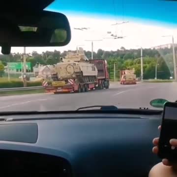 Americká obrněná vozidla M2A3 Bradley spatřena v litevském Vilniusu