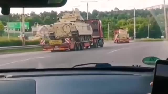 Americká obrněná vozidla M2A3 Bradley spatřena v litevském Vilniusu