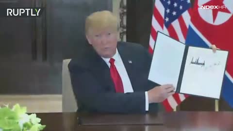 Trump i Kim Jong-un potpisuju dokument