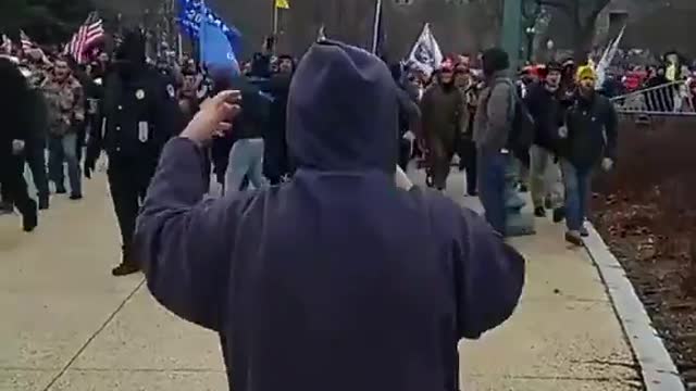 Another instance of police opening gates waving people in to flood Capitol Hill