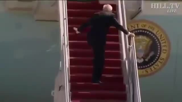 Joe Biden crashed three times in a row on the Stars while getting on the plane 🙄
