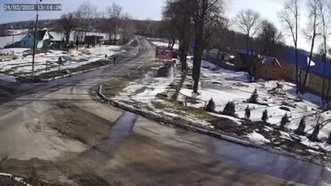 ????? Russian tank drives a tank into a tree