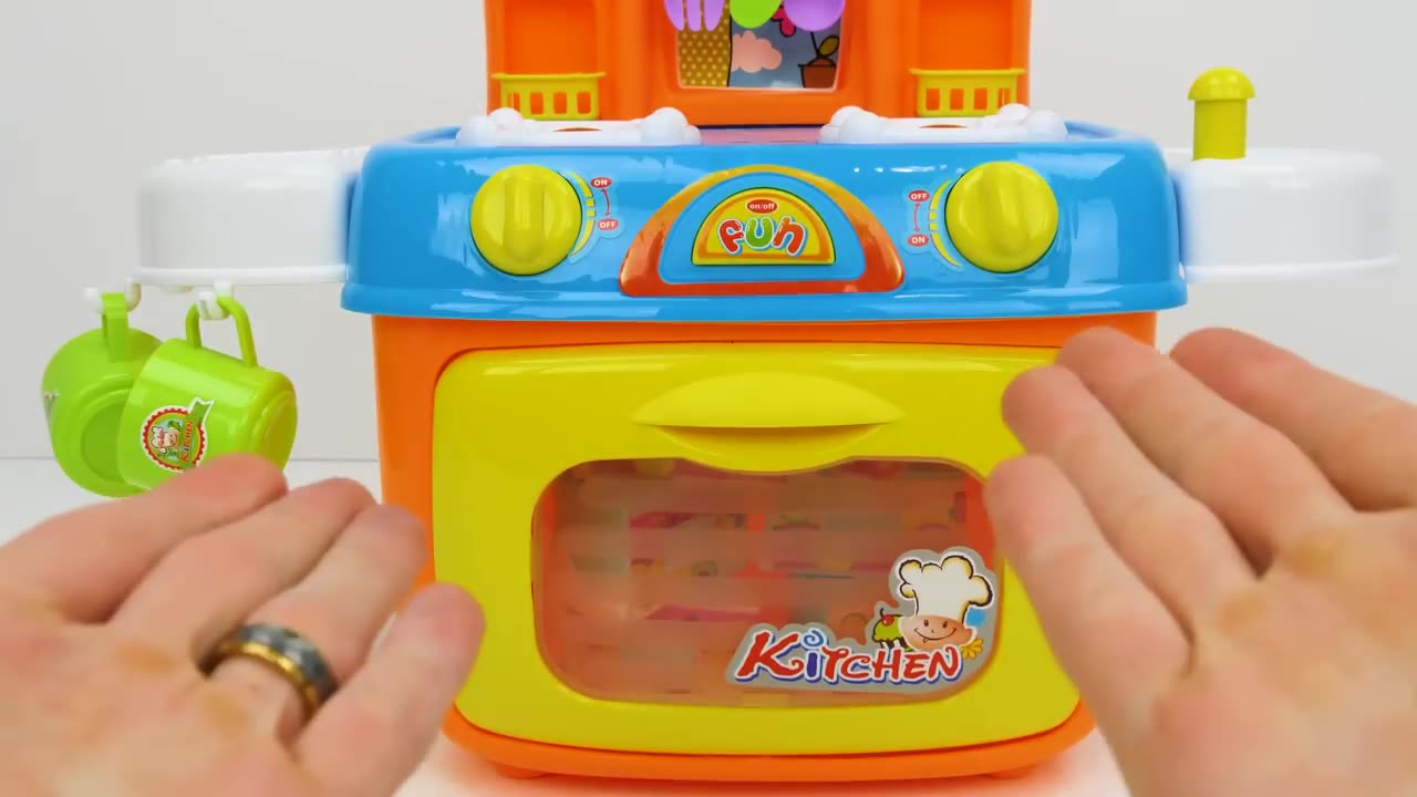 Toy Learning video for Toddlers - Learn Spanish colors, and Number with a birthday cake