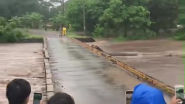 banjir dadakan jembatan mau tenggrlam