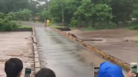 banjir dadakan jembatan mau tenggrlam