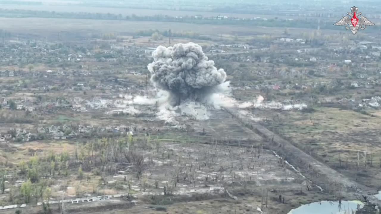 UKRAJINSKÉ VOJENSKÉ VELITEĽSTVO VO VOLČANSKU ROZBITÉ NA PADRŤ RUSKOU KĹZAVOU BOMBOU!