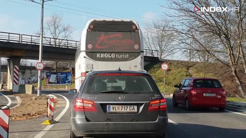 Autobus kod nadvožnjaka