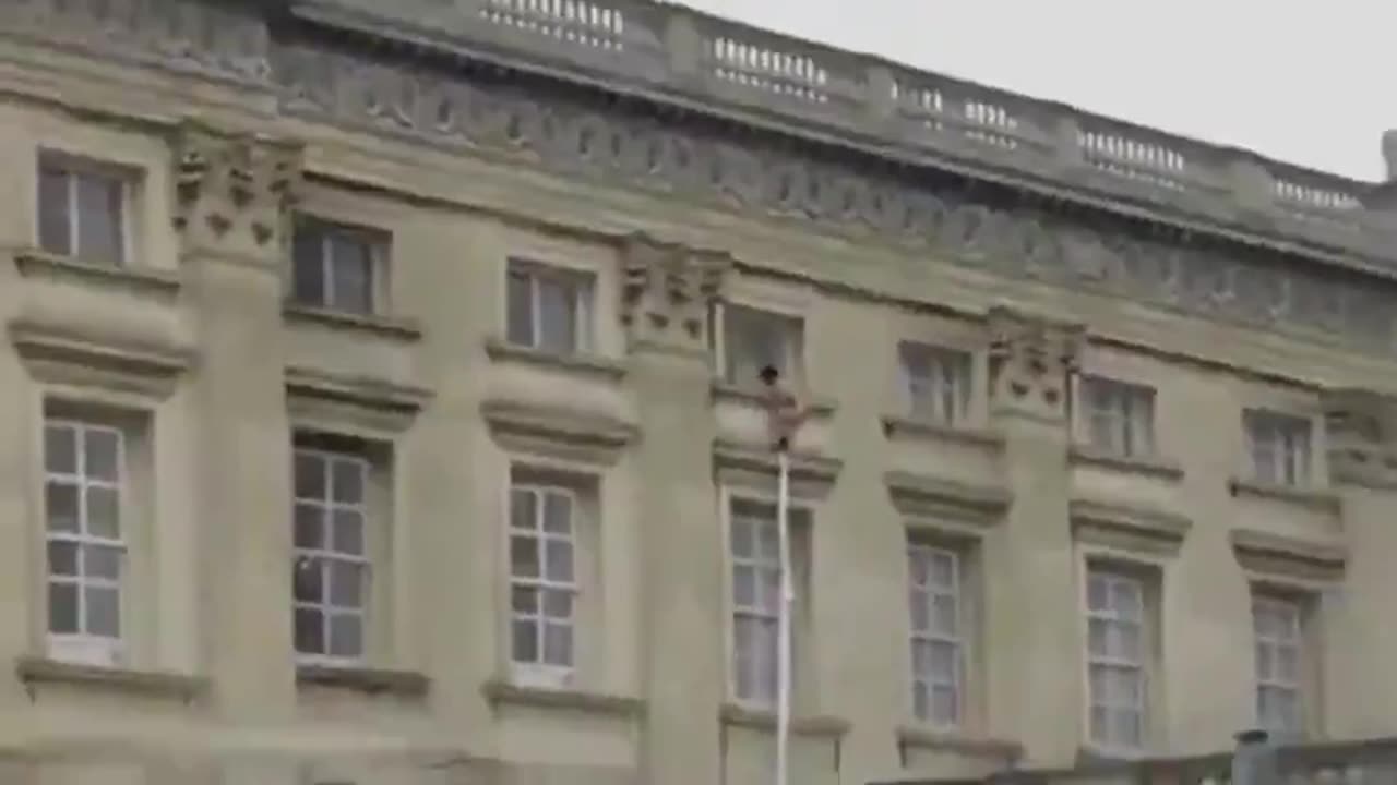 Naked Boy Falls Escaping Buckingham Palace