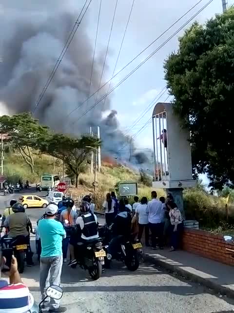 Controlan grave incendio forestal que se registró en Floridablanca