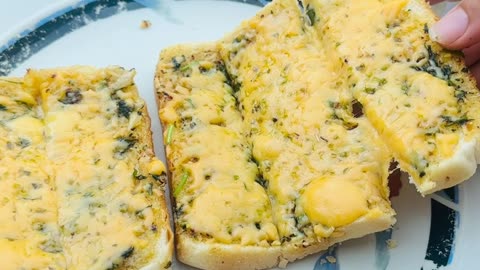Discover the Secret to Mouthwatering Cheese Garlic Bread in Minutes! #trending