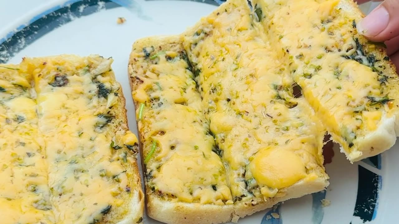 Discover the Secret to Mouthwatering Cheese Garlic Bread in Minutes! #trending