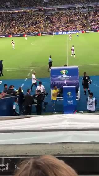 Así fue la pataleta del brasileño Gabriel Jesús tras ser expulsado del partido