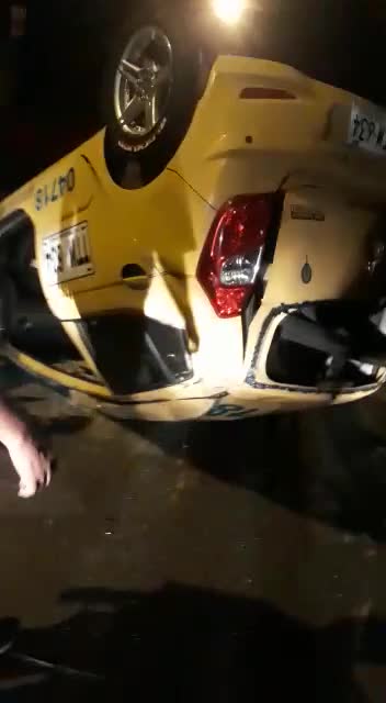 Taxis se volcó en la vía entre Piedecuesta y Bucaramanga