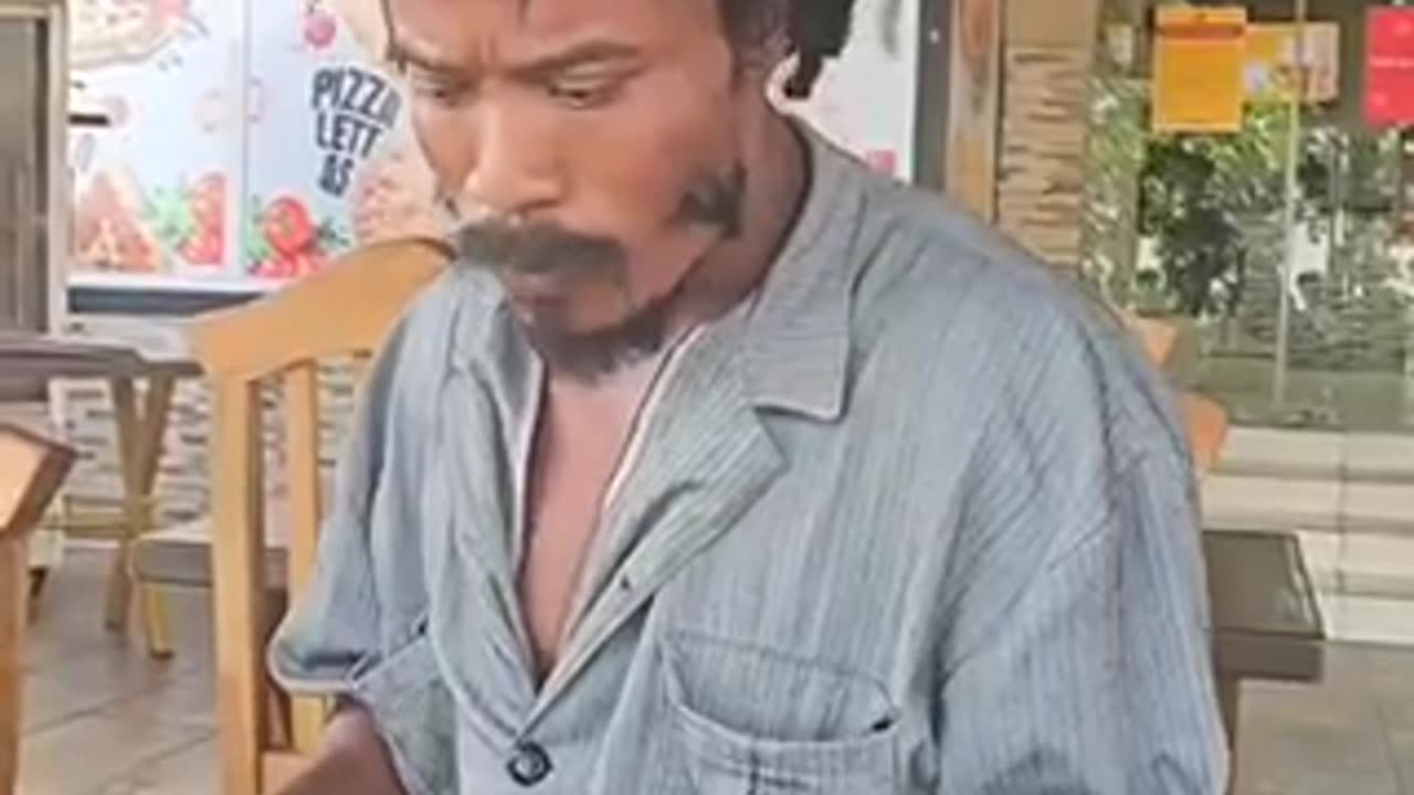 Food 🍱 or phone 📱
