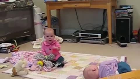 Babies playing on the floor_batch