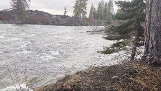 Beautiful Section of Deschutes River – Central Oregon – 4K