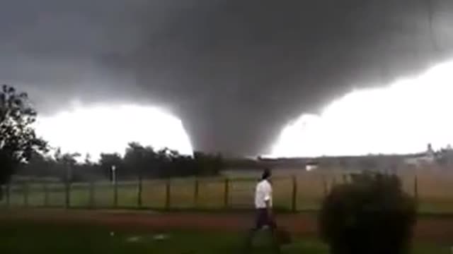 A huge tornado formed on the prairie, everyone was shocked